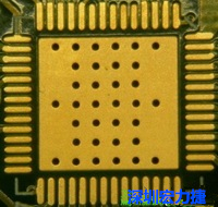 這是最不好的通孔設計，貫穿通孔直接擺放于QFN的接地散熱墊上，制造上無法確保其錫量，也就無法確保焊接良好。