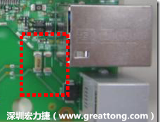 有人認(rèn)為電容旁邊已經(jīng)有螺絲將電路板固定于機(jī)殼上了，不應(yīng)該發(fā)生電路板彎曲的現(xiàn)象才對(duì)。