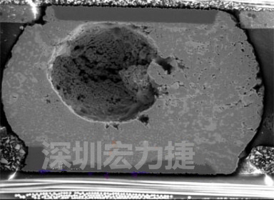 錫球氣泡大到足以影響到焊接的品質(zhì)，下圖是錫球切片后的剖面，可以很明顯看到氣泡已經(jīng)有錫球的 1/3 大了