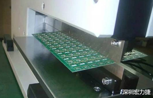 基本上V-Cut就是破壞板子結(jié)構(gòu)的元兇，因為V-Cut就是在原來一大張的板材上切出溝槽來，所以V-Cut的地方就容易發(fā)生變形。