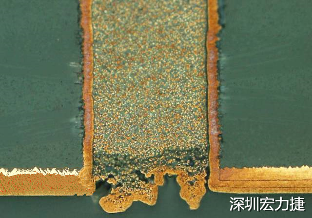 PCB設(shè)計(jì)之導(dǎo)電孔塞孔工藝 導(dǎo)電孔Via hole又名導(dǎo)通孔，為了達(dá)到客戶要求，導(dǎo)通孔必須塞孔，經(jīng)過大量的實(shí)踐，改變傳統(tǒng)的鋁片塞孔工藝，用白網(wǎng)完成板面阻焊與塞孔。生產(chǎn)穩(wěn)定，質(zhì)量可靠。