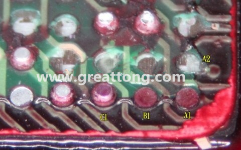 下圖是紅墨水測試后將PCB板子拿回來側(cè)一個角度拍攝的照片，就可以很清楚的看到錫球黏在PCB端，或不在PCB端。