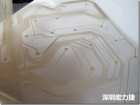 下面第二個圖則是另一片也有著按鍵線路的PTF，當上、下兩面PTF的按鍵結點互相接觸后就可以計算出是哪個按鍵被按下了?？墒钱敯存I沒有按下時，上下兩片PTF的線路則是分開的，所以上圖那片PTF的線路上面其實還另外覆蓋了另一層透明的PET作為絕緣層，只露出了需要在鍵盤按下時才會碰觸的接觸點，因為這些材質使用的都是Polymer，所以才撐這樣的技術為Polydome(聚合簧片)。