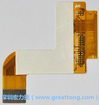 FPCB并非可無限制撓曲，為避免過度撓曲拉扯造成銅箔斷裂，一般在較長(zhǎng)條型板材會(huì)貼附補(bǔ)強(qiáng)貼片。