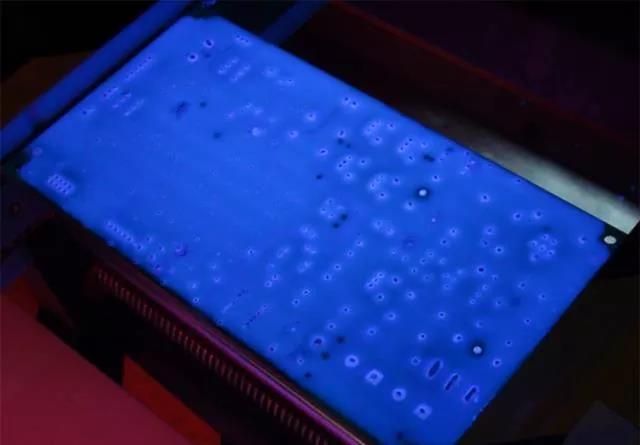 經(jīng)過(guò)涂覆工藝后的PCB，在紫光燈下的拍攝效果，原來(lái)coating也可以這么美！
