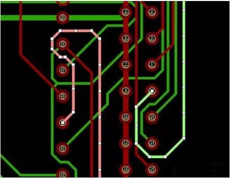 通過自動優(yōu)化導(dǎo)線形狀消除導(dǎo)線打彎(用線段近似弧線只是為了顯示沒有弧線的任何角度例子)。