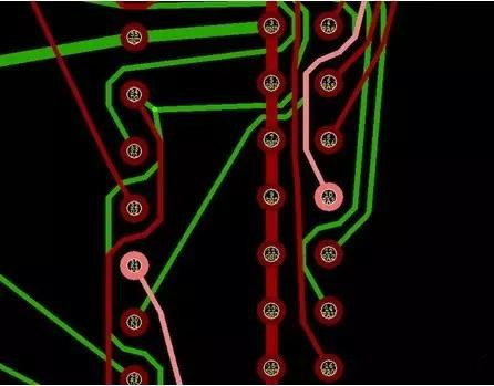 通過自動優(yōu)化導(dǎo)線形狀消除導(dǎo)線打彎(用線段近似弧線只是為了顯示沒有弧線的任何角度例子)。