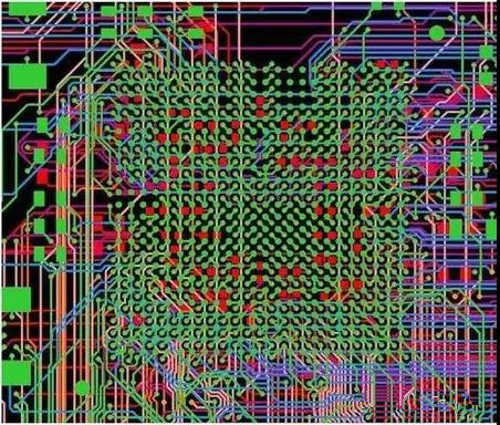 圖18：BGA布線。(頂部)傳統(tǒng)的自動布線器。38個網(wǎng)絡(luò)沒有完成布線。(底部)任意角度的拓撲式自動布線器。所有網(wǎng)絡(luò)都完成了布線。